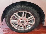 アルミホイール付!鉄ホイールと違って軽いので燃費にも影響してきます。ガソリンの高騰に少しは貢献します!足元がきまります。