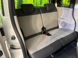後部座席も気になるようなキズ・汚れやへたり等、大きなダメージはなく、良好な状態です。