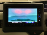 ギヤをR(バック)に入れるとナビの画面に後ろの映像が映るリアカメラ付です。後退時、コンディションが悪い視界でもカラーバックモニターがドライバーをサポートします。