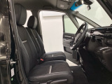 女性でも運転がしやすいように、シートの高さ調整機能(シートリフター)がついています。広い足元にゆったり座れるシートには肘掛も装備しており長距離の運転でも疲れにくいシートです。