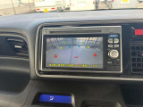カーナビ付きです。カーナビの機能や保証につきましては、担当スタッフまでお尋ねください。