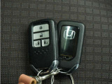 ◆スマートキー◆カギをバッグやポケットに入れたままでもドアロックの開閉ができる『スマートキー』付き!雨天や暗くなってもカギを取り出す必要がなくドアの開錠&エンジンも始動できます