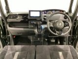 車内は光触媒抗菌消臭施工済です。インパネ周りはスタイリッシュなデザインで機能や装備も充実しています。グローブボックスやカップホルダーのほかにトレーなどたくさんの収納スペースが付いています。