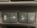 Hondaセンシング用の、VSA(ABS+TCS+横滑り抑制)解除と路外逸脱抑制機能のオンオフスイッチなどはハンドルの右側に装備しています。