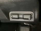 ハンドルの左下にETCがついています。高速道路の料金所の通過も楽々です!。 カードの取り出しもしやすい場所についています。