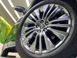 【純正19インチアルミホイール】外観にマッチした純正アルミホイールを装着しております。各種社外アルミホイールや、スタッドレスタイヤも取扱いしております。是非ご相談ください♪