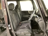 女性でも運転がしやすいように、シートの高さ調整機能(シートリフター)がついています。運転席と助手席の間が空いている為、助手席側への移動がスムーズです。交通量の多い道でも助手席側から乗り降りができます。