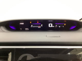 デジタル表示のスピードメーターとタコメーターを大きく配した見やすいメーター部になっています。左側のインフォメーション画面でオドメーターや燃費などの情報を確認できます。