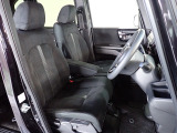 フロントシートはベンチシートです、運転席と助手席の移動が簡単です。真ん中にはアームレストも装備されています! また運転席シートの高さも調整できます。