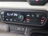 フルオートエアコンが装備されています!お好みの温度設定をするだけでエアコンの風量やモードの切り替えを自動でコントロールしてくれます!ユーザーの操作が少なく燃費走行にもつながります!