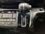 CVT車のセレクトレバーです。低速から高速まで、変速ショックのないスムーズな走りを実現するとともに、エンジン効率のよい領域を維持することで燃費にも貢献します。