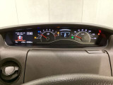 スピードメーターとタコメーターを大きく配した見やすいメーター部になっています。左側のインフォメーション画面でオドメーターや燃費などの情報を確認できます。