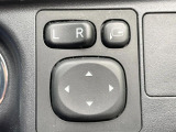 【電動格納ミラー】サイドミラーは電動格納式となっており、狭い駐車場でもキズがつくリスクを抑えられます。