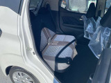 リアシートはスライド出来ますので、軽自動車なのに足元広々!ゆったり乗ることが出来ます。
