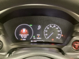 ハイブリット車専用のメーターです。右側の大型スピードメーターに加え、ステアリングスイッチを使って左のマルチインフォメーション・ディスプレイで燃費や動力伝達などの情報が見れるようになっています。