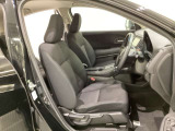 広い足元にゆったり座れるシートには肘掛けも装備しており長距離の運転でも疲れにくくなってます。女性でも運転がしやすいように、シートの高さ調整機能(シートリフター)がついています。