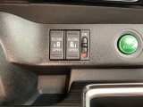 リアドアは乗り降りに便利な両側電動スライドドアです。また運転席に座っていながらスイッチ操作で自在にスライドドアを開け閉めできます。燃費に役立つECONボタンもここです。