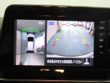 アラウンドビューモニターは4方のカメラで真上から車を見たようにモニターで確認ができます。周辺の安全確認、小さなお子様や障害物も目視で確認できるので駐車のしやすさだけでなく、事故防止にも役立ちます。