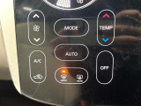 【オートエアコン】一度お好みの温度に設定すれば、車内の温度を検知し風量や温度を自動で調整。暑い&hellip;寒い&hellip;と何度もスイッチ操作をする必要はありません。快適な車内空間には必須の機能ですね♪