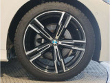 【BMWアロイホイル】軽量かつ強度に拘ったアロイホイル。走行性能ポテンシャルを引き出す設計。車の足元を引き締めてくれる大きなポイントはアロイホイルです。