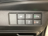 Hondaセンシング用の、VSA(ABS+TCS+横滑り抑制)解除と路外逸脱抑制機能のオンオフスイッチなどはハンドルの右側に装備しています。