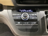 セレクトレバーの左側にプラズマクラスター付き・オートエアコンがついてますので、簡単操作で快適に過ごせます。リア熱線のスイッチの中に、雪道に対応したサイドミラーヒーターも入っています。