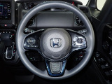 ハンドル左側にはオーディオ操作が出来るオーディオリモートコントロールスイッチ、右側にはHonda SENSINGとオートクルーズコントロールのスイッチを装備!