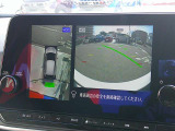 空から見下ろすような視点で、スムースな駐車と安全確認をサポートします。