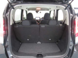 後部座席に座れる状態でも荷室はこれだけ広さがあります!お出かけやお買い物にも重宝します。ついつい買い物しすぎても安心ですね♪