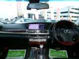 大きなフロントガラスで視界を確保し、視点も高いので運転しやすく安心です!!