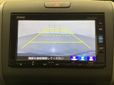 バックでの車庫入れも安心です! リアカメラが付いているバックモニター付のナビを装備しております。操作線もついており距離感も画面から確認できます。