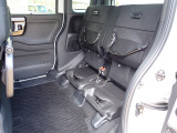 ◆チップアップ&ダイブダウン機構付【ULTR SEAT】は後席座面を左右分割で跳ね上げることができます。トランクで積載できない背の高い荷物をラクラク収納できます。ホンダ車ならではの人気装備です。