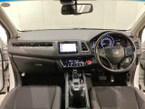 車内は光触媒抗菌消臭施工済です。インパネ周りはスタイリッシュなデザインです。グローブボックスやカップホルダーのほかにトレーなどたくさんの収納スペースが付いています。