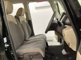 女性でも運転がしやすいように、シートの高さ調整機能(シートリフター)がついています。運転席と助手席の間が空いている為、助手席側への移動がスムーズです。交通量の多い道でも助手席側から乗り降りができます。
