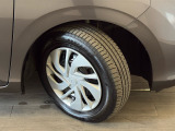 タイヤは2023年製のブリジストン・エコピアを装着しております。残り溝も十分ございます。