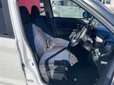 運転席と助手席はベンチシートですので、横移動もラクに出来ます。