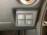 Hondaセンシング用の、VSA(ABS+TCS+横滑り抑制)解除と路外逸脱抑制機能のオンオフスイッチなどはハンドルの右側に装備しています。