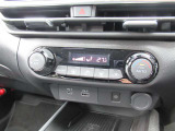 オートエアコンです!ボタンでの簡単な操作で室内を快適な温度にしてくれますので、夏場や冬場でも快適なドライブができます。