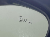 【ブラインドスポットモニター】走行中、ドアミラーの死角になりやすい箇所に後続車が接近するとサイドミラーのレンズに警告を表示!ドライバーに注意喚起をしてくれます。