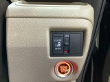 左側電動スライドドアは運転席からでも操作ができるように、ハンドル付近に開閉の操作スイッチが付いています。