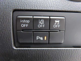 ハンドル右下には、各装備のスイッチが並んでいます。写真以外にも多様な装備を備え、走りや安全性をサポートいたします。