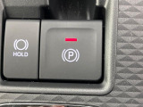 【電動パーキングブレーキ】パーキングブレーキは便利な電動式!ボタン一つで操作でき、アクセルを踏めば自動で解除されます♪レバーやペダルが無いので運転席廻りもすっきりしますね♪