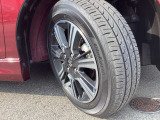 純正15インチアルミホイールでスタイルバッチリ!195/65R15タイヤです
