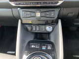 運転席コンソール中央にはシートヒーターやeペダルなど便利な機能のスイッチがあります