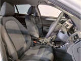 【コックピットシート】BMW車の主役席。車体中央にくる様に配置し車両重心とが一致する事でドライバーと車との一体感あるドライビングを実現。人間工学に基づき形成した形状が長時間のドライブ疲労も軽減します!