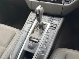 センターコンソールのスイッチ類は運転中の視線を落とすことなく操作が容易にできるように設計されております