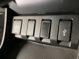 アクセサリーソケットはUSBのアダプターなどをつければ、スマホの充電にも使えます。横にはナビゲーション用の外部入力可能なUSB端子がついており、周辺には物が置けるトレーがついています。
