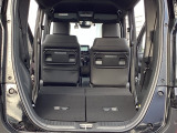セカンドシートを倒すと・・・フラットなラゲッジスペースの完成です!!操作も分かりやすく、作業も簡単です!!