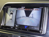 【フロントカメラ】運転席に座った状態で死角になりやすいクルマの前の様子まで確認でき安全ですね♪