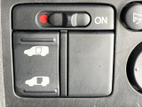 【パワースライドドア】スマートキーや運転席のスイッチでスライドドアの開閉が可能♪電動だから力を入れてドアを開ける必要が無く、小さいお子様でも、重い荷物を持っている時もラクに開け閉めできます♪